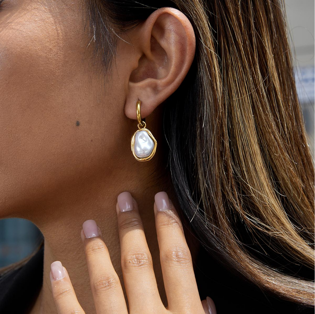 Luna boucles d'oreilles mini créole perle d'eau douce pendant