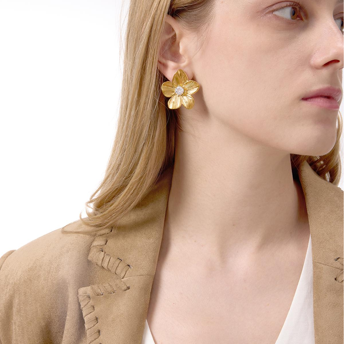Flora, Boucle d'oreille  pétales plaqués or 18 carat et gros zircon central