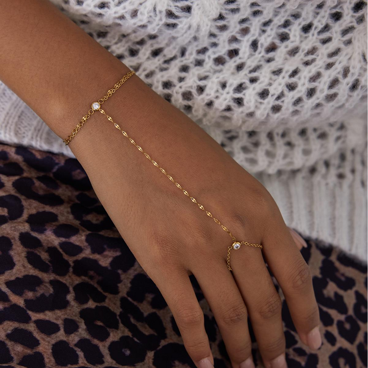 Eveline, bracelet pour main plaqué or 18 kt deux zircons mini