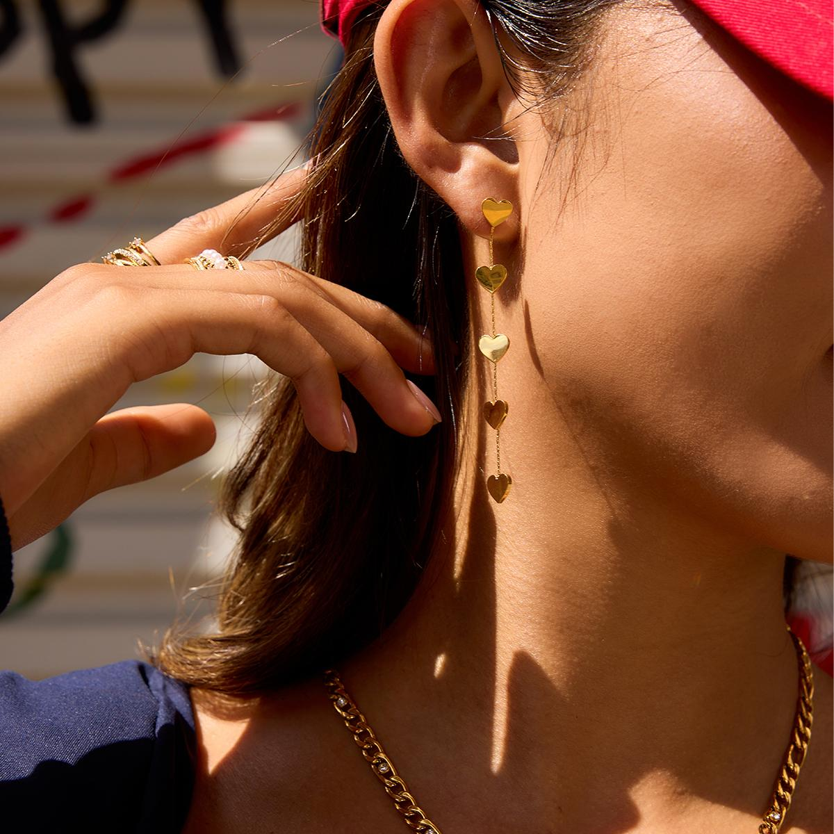 Romana,boucles d'oreilles doré fini or 18 carat, pendant cinq coeurs