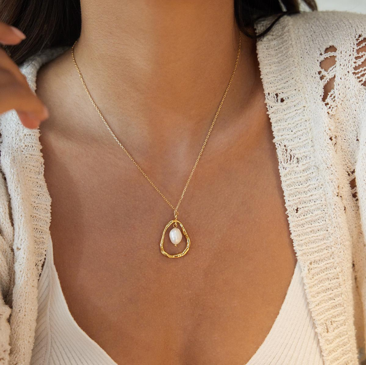 Corine, collier plaqué or 18 kt goute perle d'eau douce